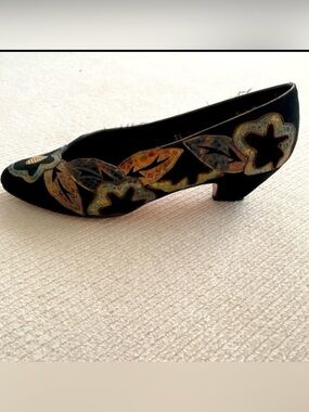 Gomez Rivas Black Pump Heel Shoes With Floral design size 7.5